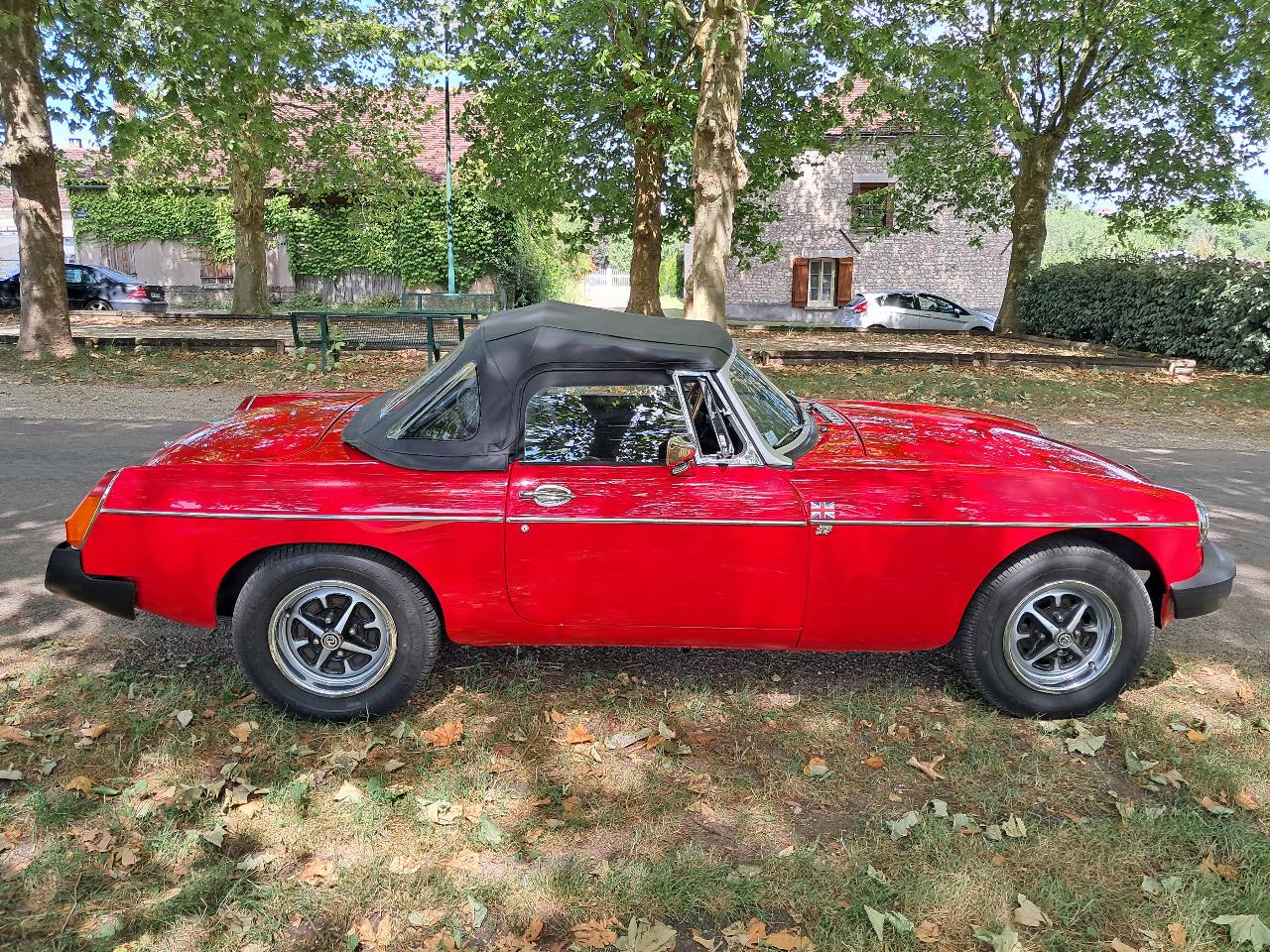 MG MGB Cabriolet - 1976 LesAnciennes.com