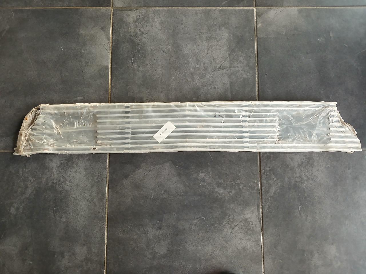 Calandre SIMCA 1100 spécial LesAnciennes.com