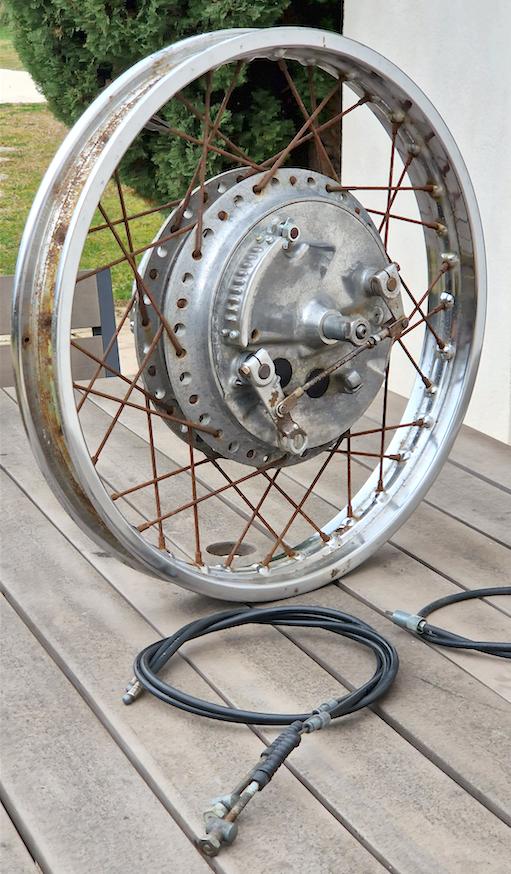 Fourche et roue avant SUZUKI GT 750 J LesAnciennes.com