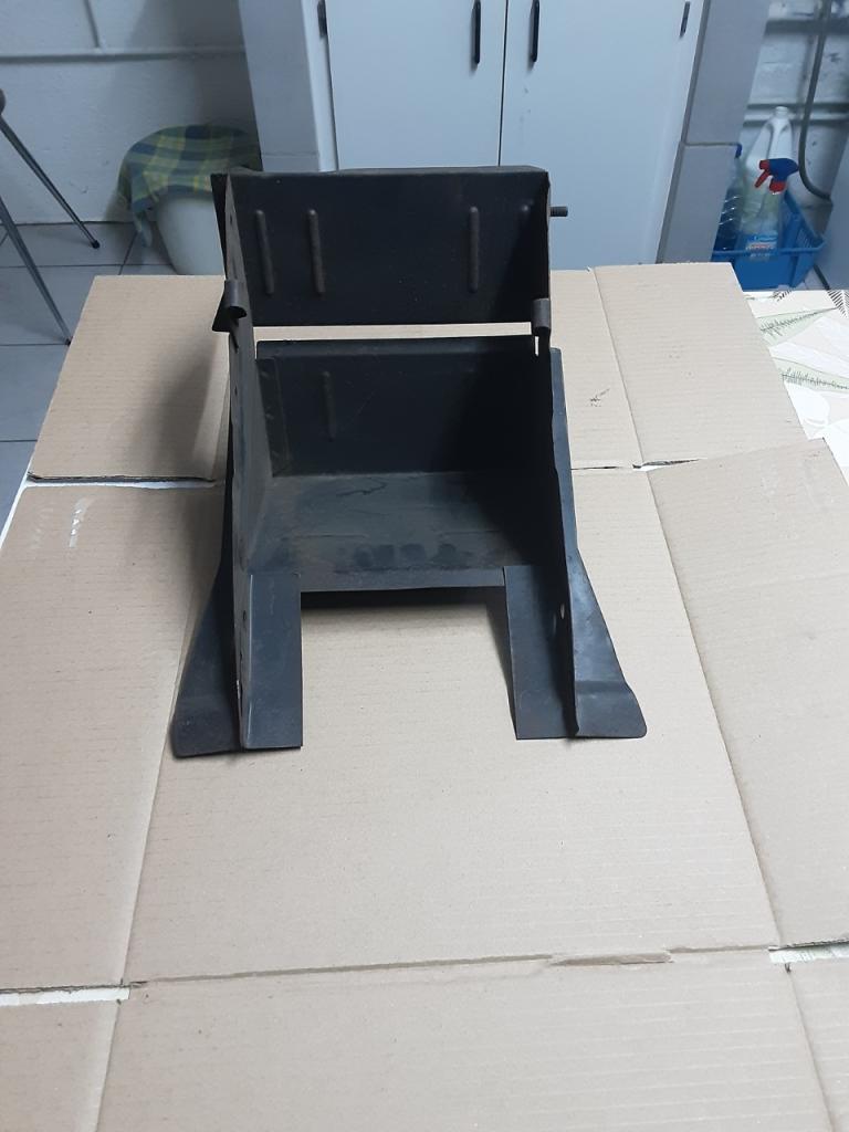 Bac support de batterie LesAnciennes.com