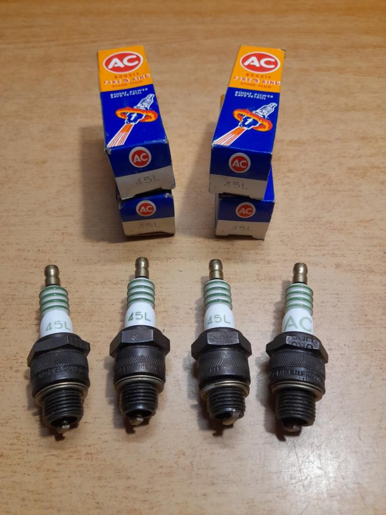 4 bougies Renault 4CV R1062 LesAnciennes.com