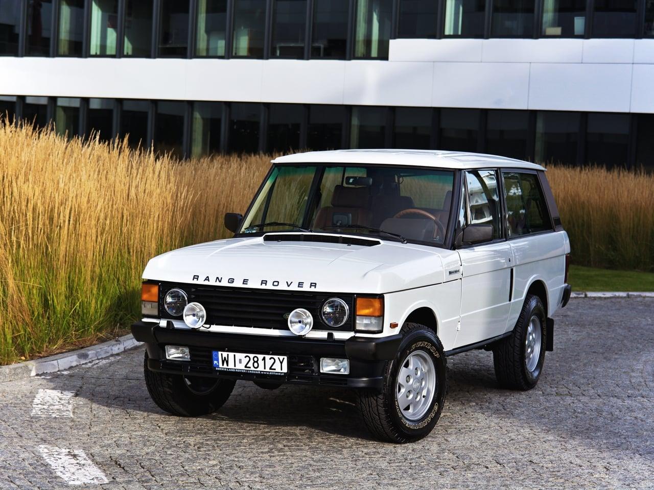 1990 Range Rover Classic Restomod LesAnciennes.com