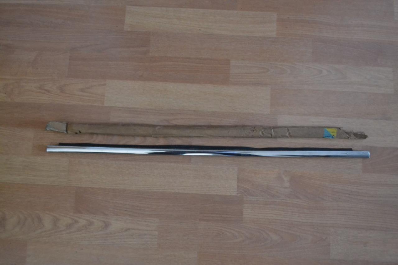 Lèche vitre AV ext. DT / G PEUGEOT 204 304 LesAnciennes.com