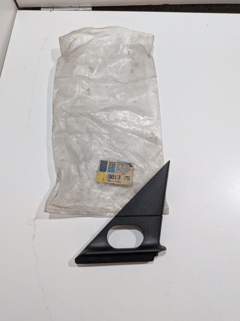 Cache rétroviseur intérieur Droit Peugeot 505 de LesAnciennes.com