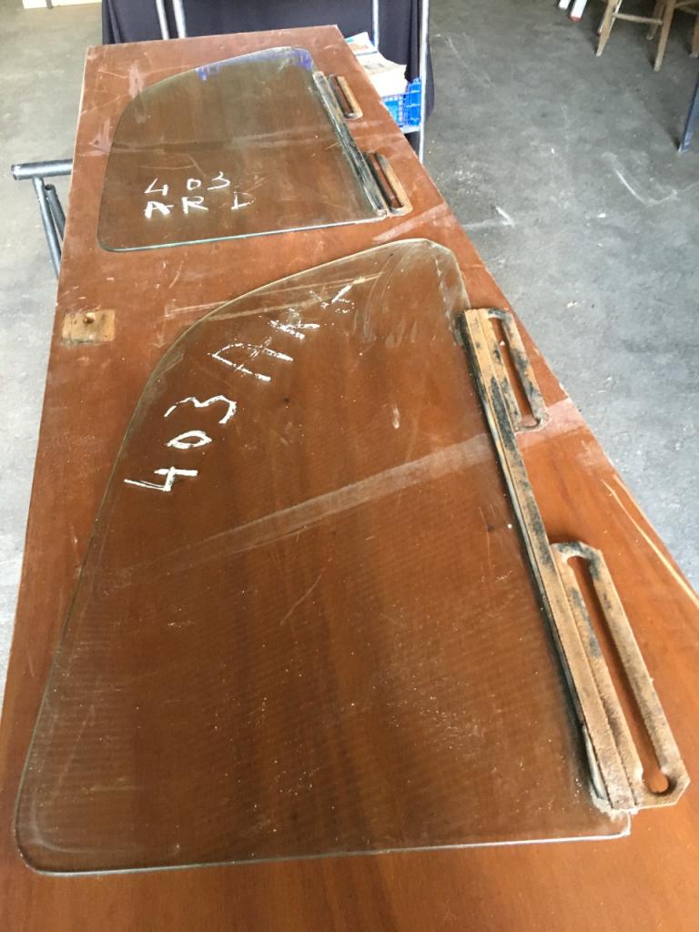 Vitre PEUGEOT 403 berline LesAnciennes.com