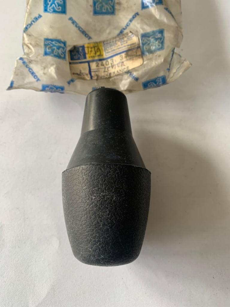 Poignée levier vitesse J9 240337 LesAnciennes.com