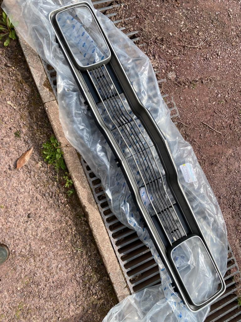 Calandre FORD Taunus 1974 LesAnciennes.com