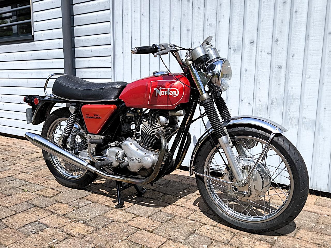 NORTON Commando 750 Electric Start - 1972 LesAnciennes.com