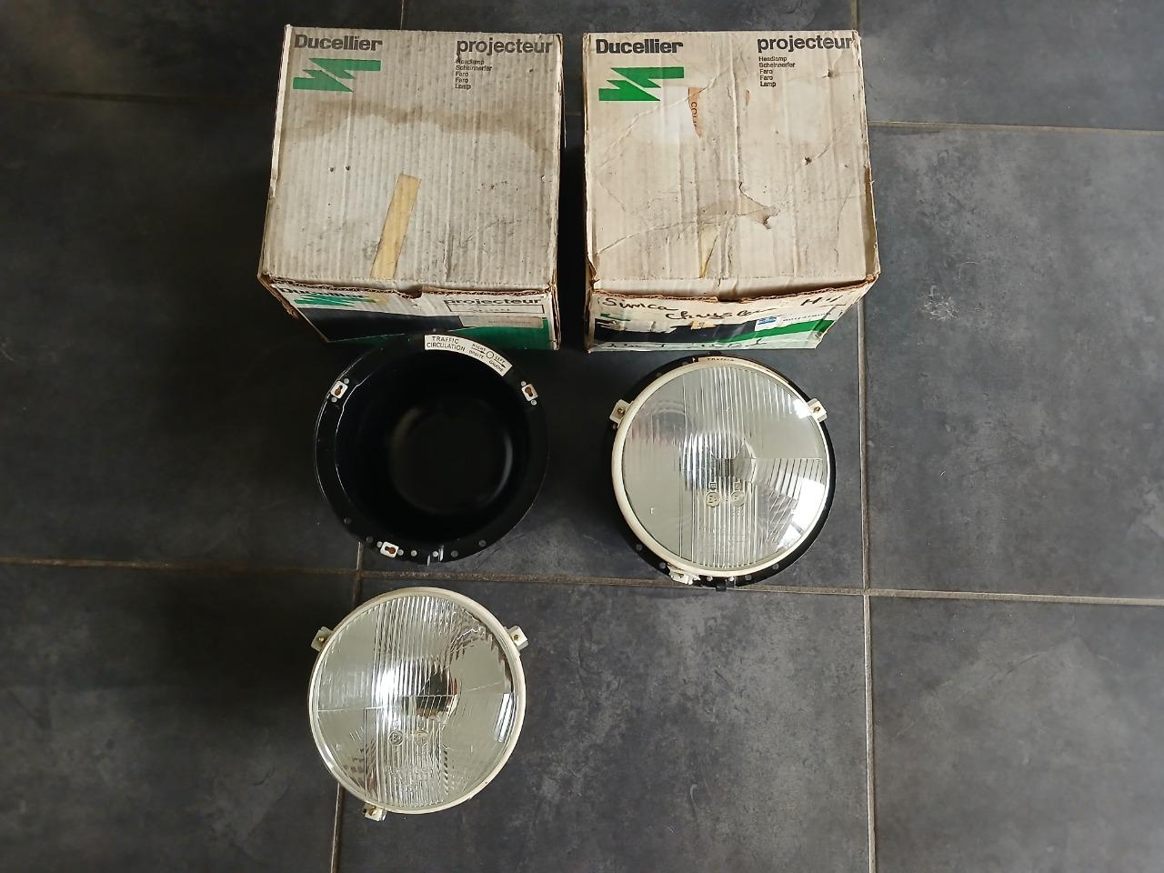 Phares avec cuvelages SIMCA 1100 TI série 2 LesAnciennes.com