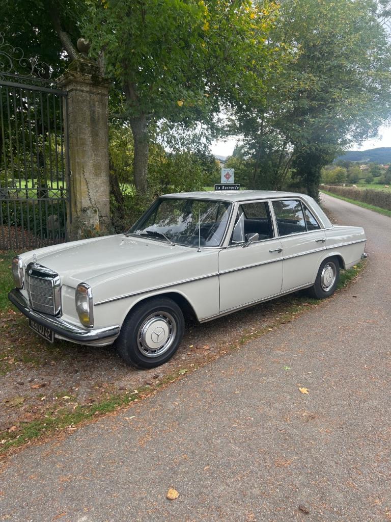 MERCEDES 220 D W114 - 1970 LesAnciennes.com