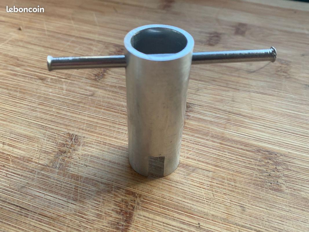 Outil démontage phares LesAnciennes.com