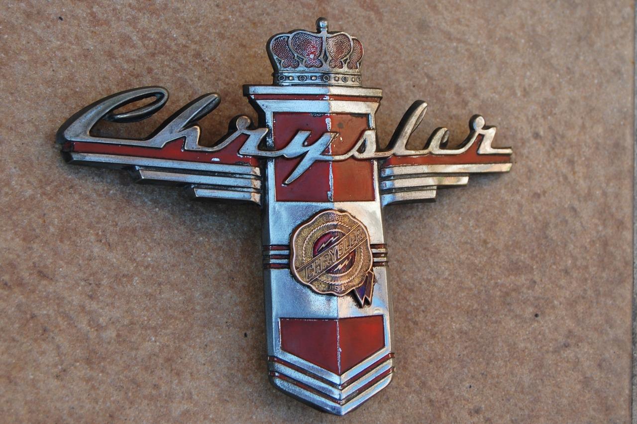 Embleme capot Chrysler Windsor 1947 usa oldtimer LesAnciennes.com