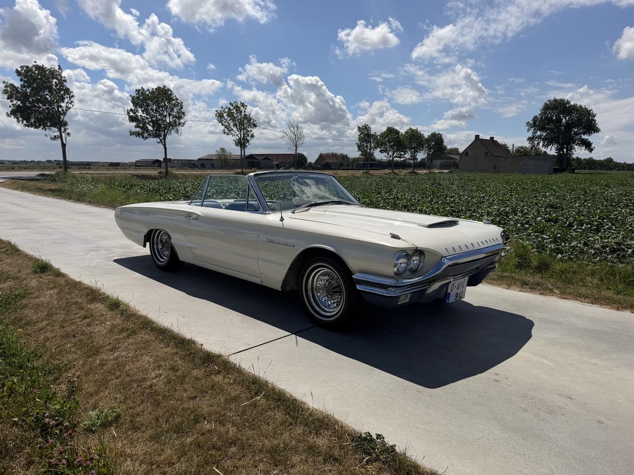 Ford Thunderbird 390 CI 6,4 L V8 de 1964 LesAnciennes.com