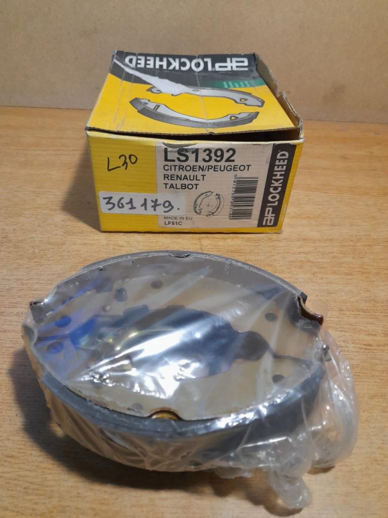 Mâchoires de frein arrière samba 104 R4 R5 LesAnciennes.com