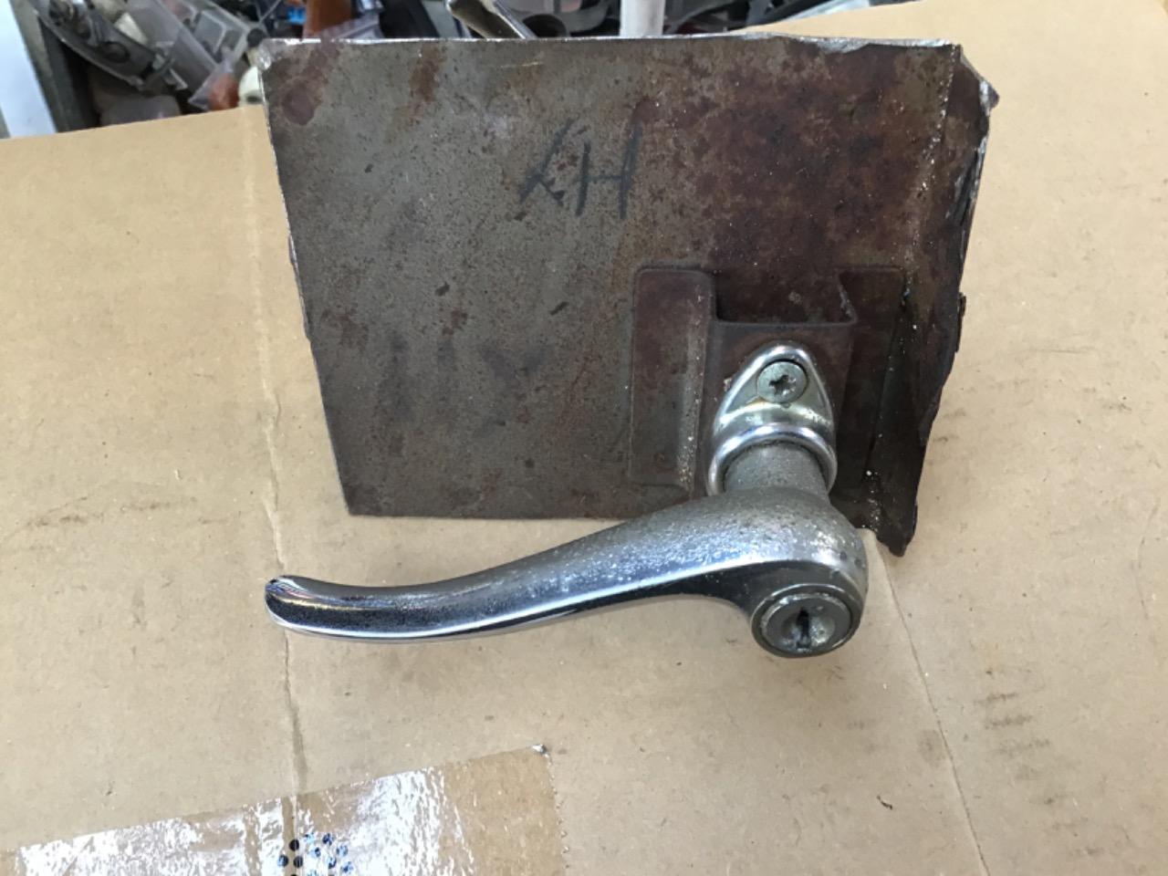 SERRURE DROITE AVEC POIGNÉES CITROEN HY LesAnciennes.com