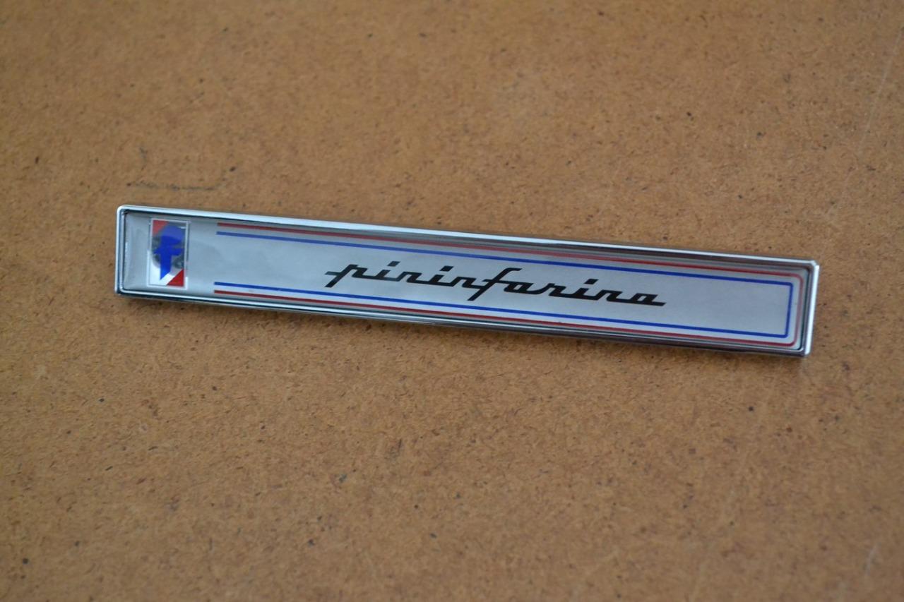 Logo d'aile "Pininfarina" PEUGEOT 404 coupé, ca LesAnciennes.com
