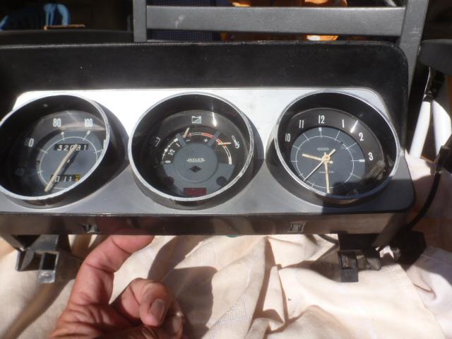 PEUGEOT 204:compteur ,montre qui VA +jauges LesAnciennes.com