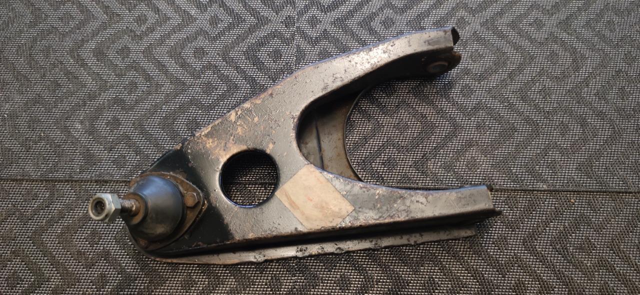 Bras de suspension supérieur RENAULT 4 (R4) LesAnciennes.com