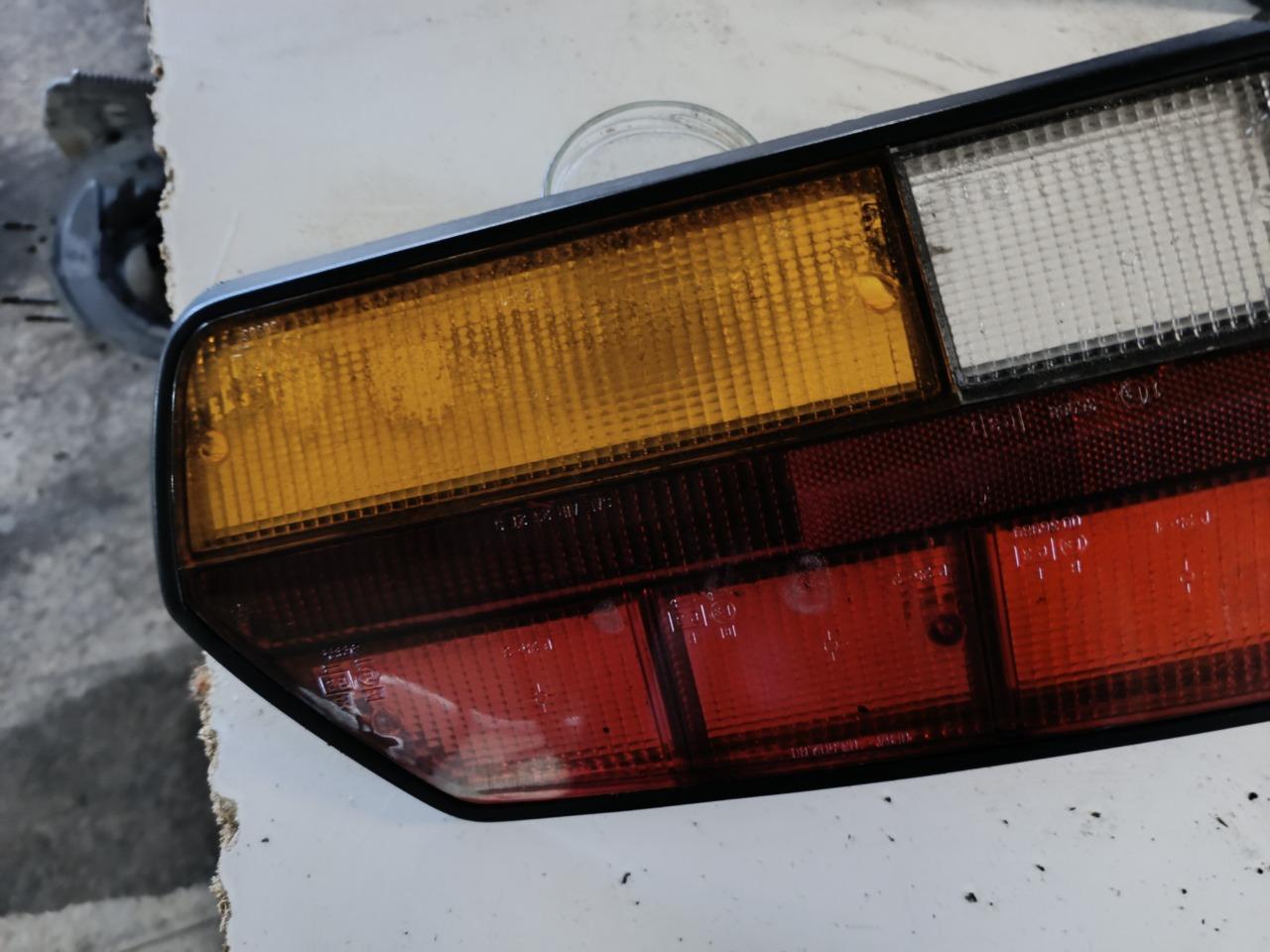 Feux arrière gauche complet LesAnciennes.com