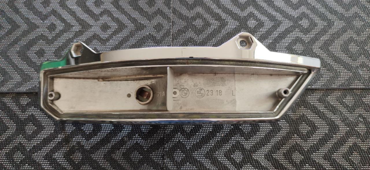 Socle de clignotant gauche BMW série 5 E12 LesAnciennes.com