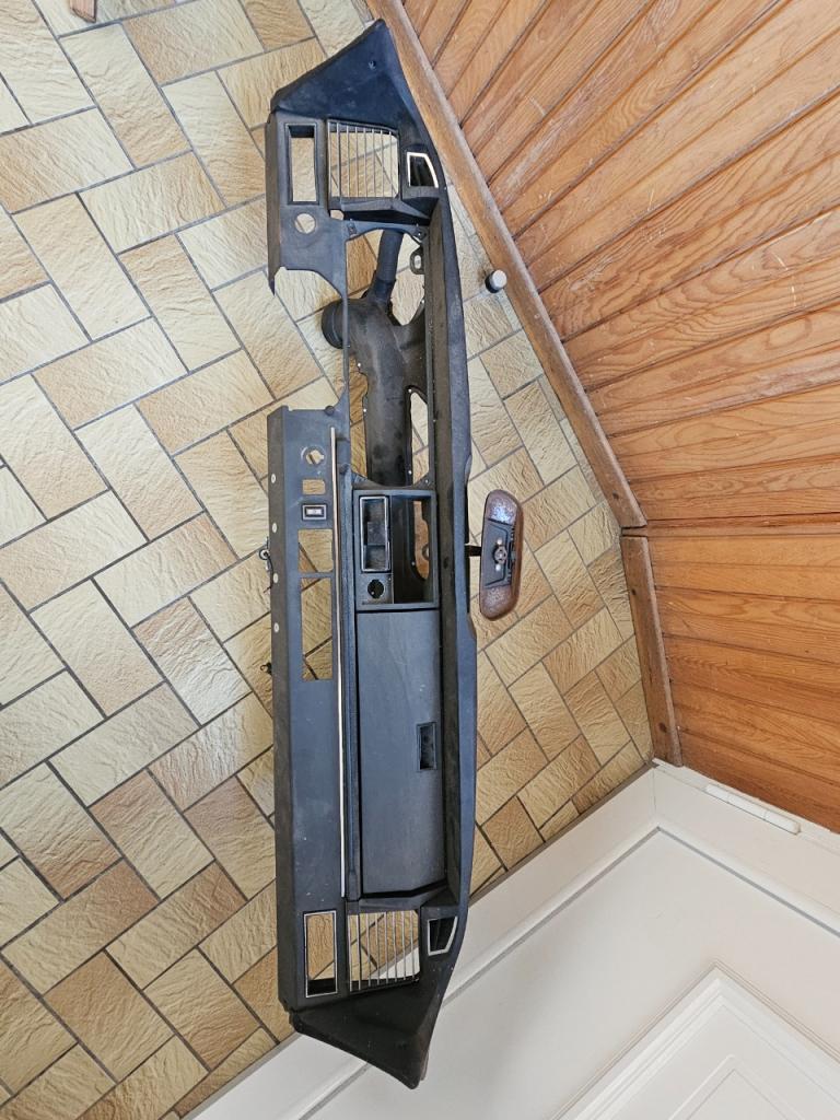 Tableau de bord et grille CITROEN DS LesAnciennes.com