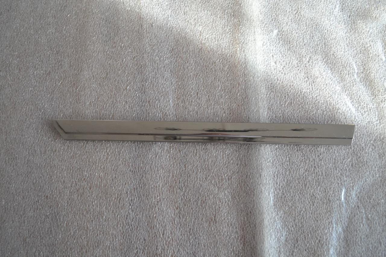 Enjoliveur AV vitre AR DTE PEUGEOT 204 304 break LesAnciennes.com