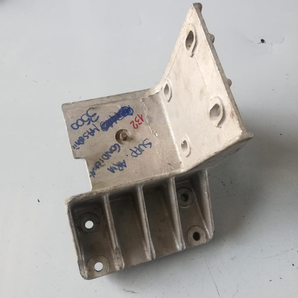 Support de compresseur climatisation Maserati 3500 LesAnciennes.com