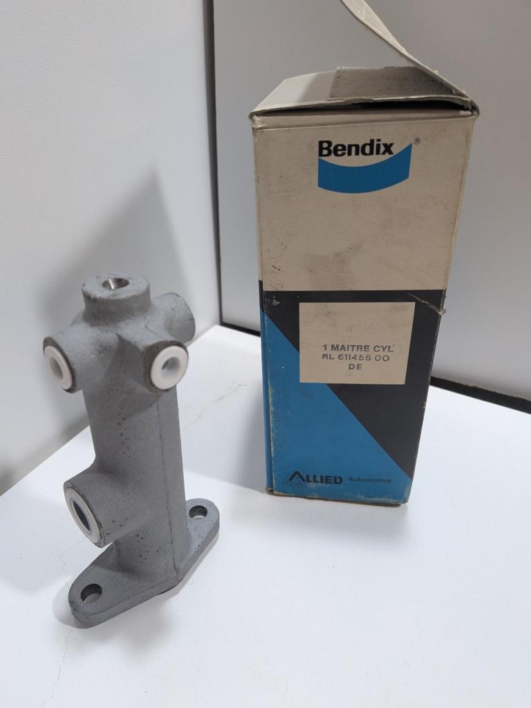 Maitre cylindre renault R4 F4 R5 R6 bendix 611455 LesAnciennes.com