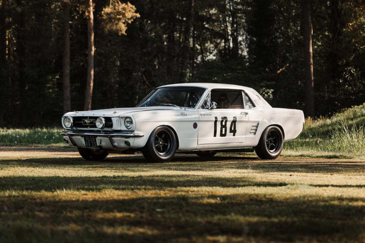 FORD Mustang Notchback - 1965 LesAnciennes.com