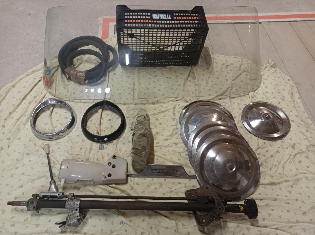 Lot de pièces PEUGEOT 404 LesAnciennes.com