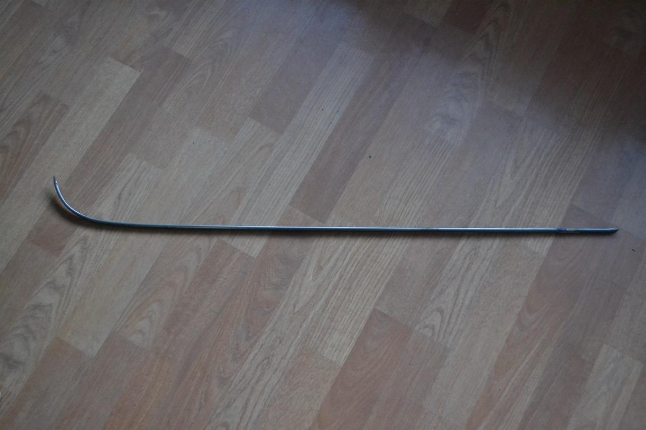 Baguette aile AR Dte PEUGEOT 204 304 break LesAnciennes.com