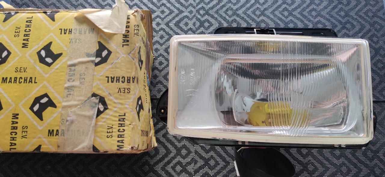 Phare kangourou gauche PEUGEOT 104 LesAnciennes.com