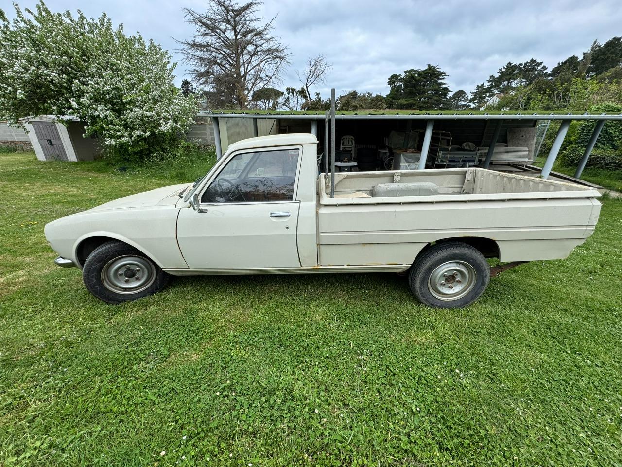 PEUGEOT 504 pickup - 1982 LesAnciennes.com