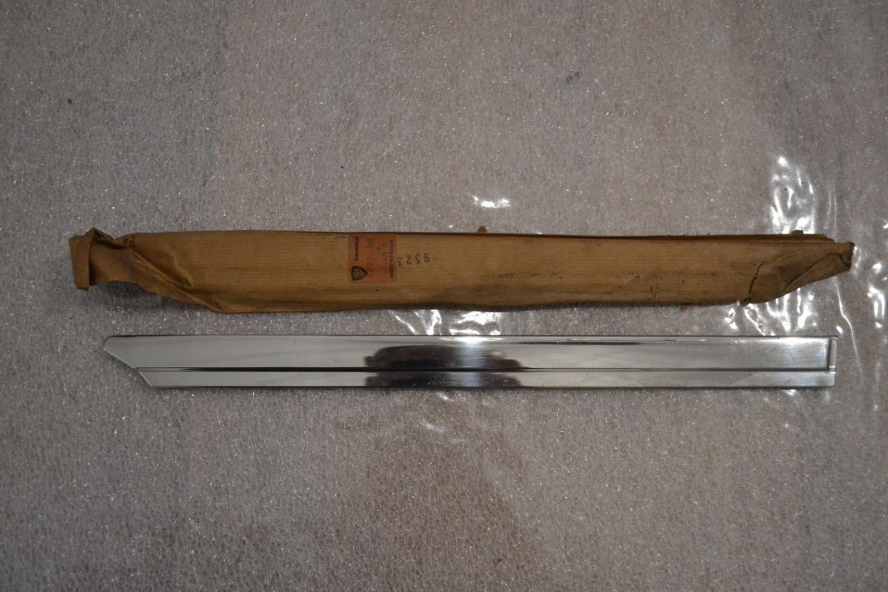 Enjoliveur porte AR DT PEUGEOT 304 LesAnciennes.com