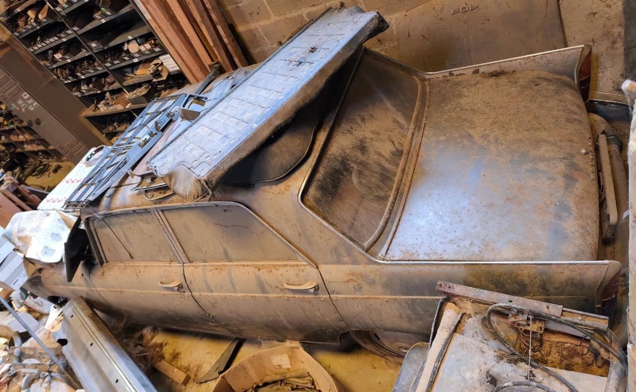 PEUGEOT 404 LesAnciennes.com