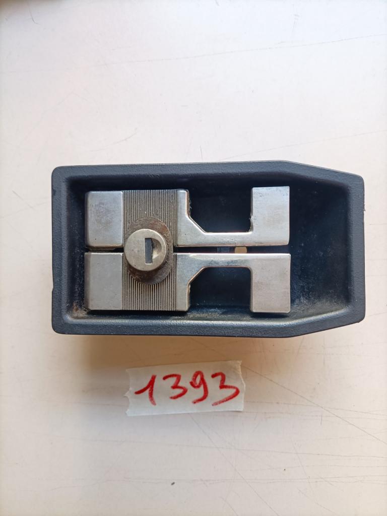 Poignée d'ouverture du capot Maserati Khamsin LesAnciennes.com