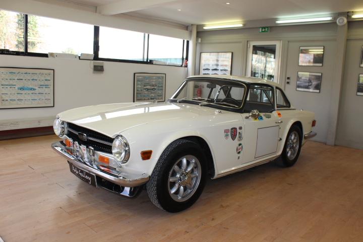 TRIUMPH TR6 Pi Injection - 1971 LesAnciennes.com