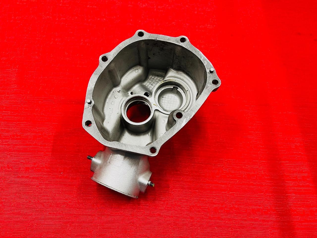 Cloche de boite de vitesse Alfa Romeo Typ 105 LesAnciennes.com