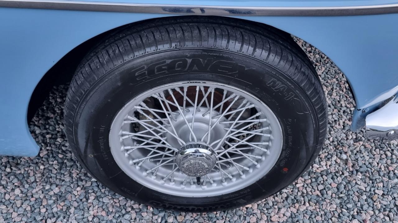 MG MGB Mk1 roadster - 1963 LesAnciennes.com