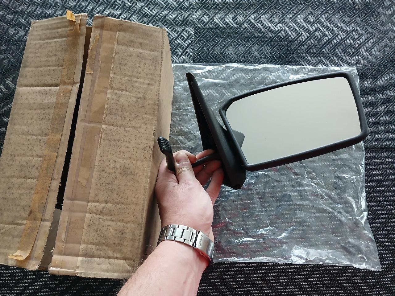 Rétroviseur droit PEUGEOT 205 série 1 LesAnciennes.com