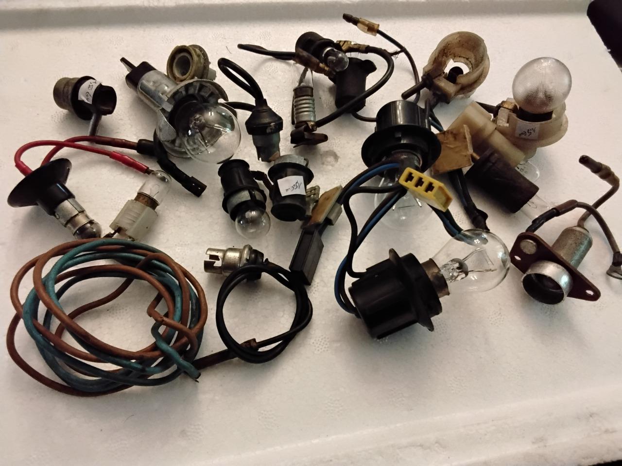 Douilles porte lampe variees LesAnciennes.com
