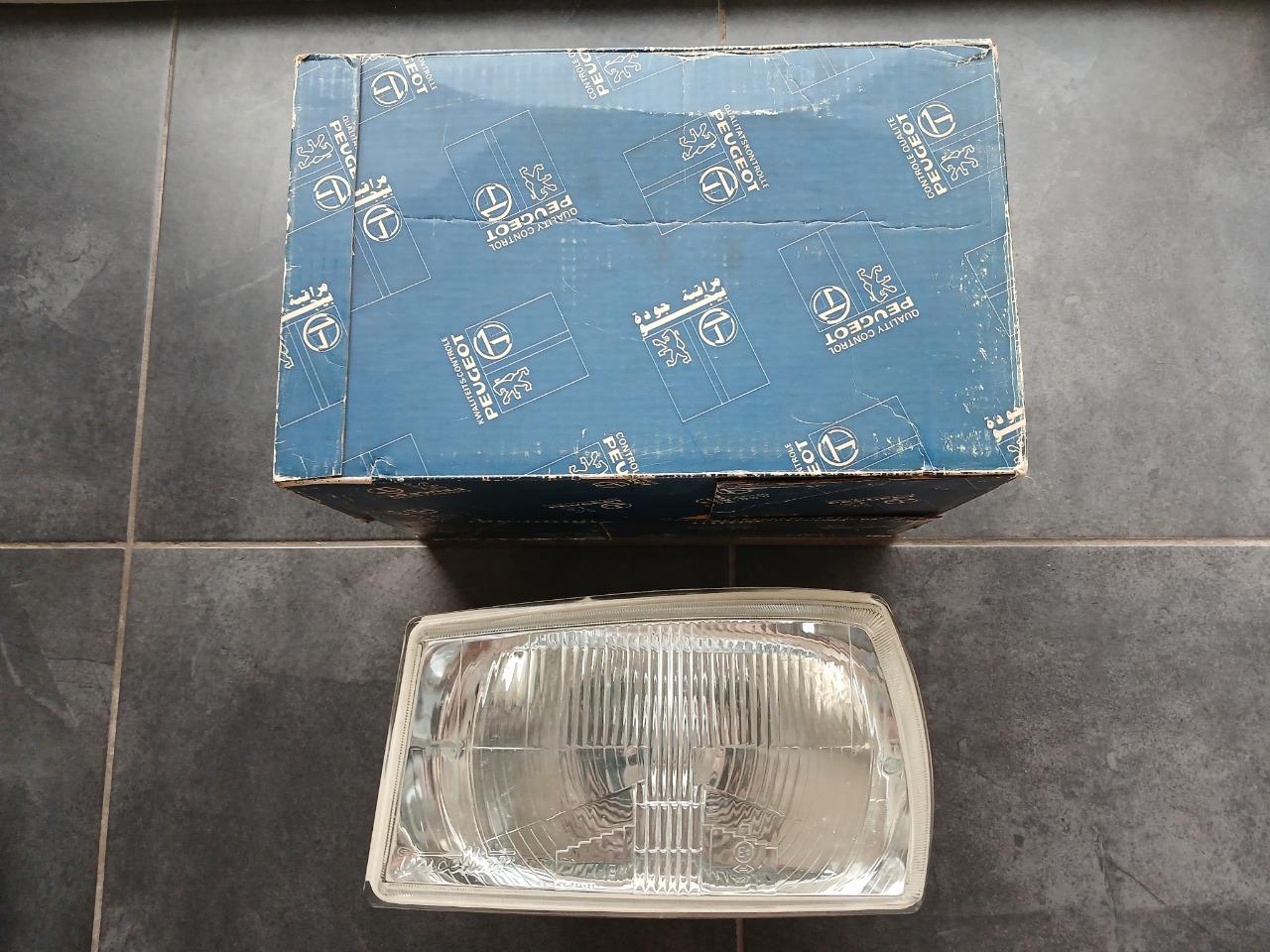 Phare gauche DUCELLIER PEUGEOT 504 LesAnciennes.com