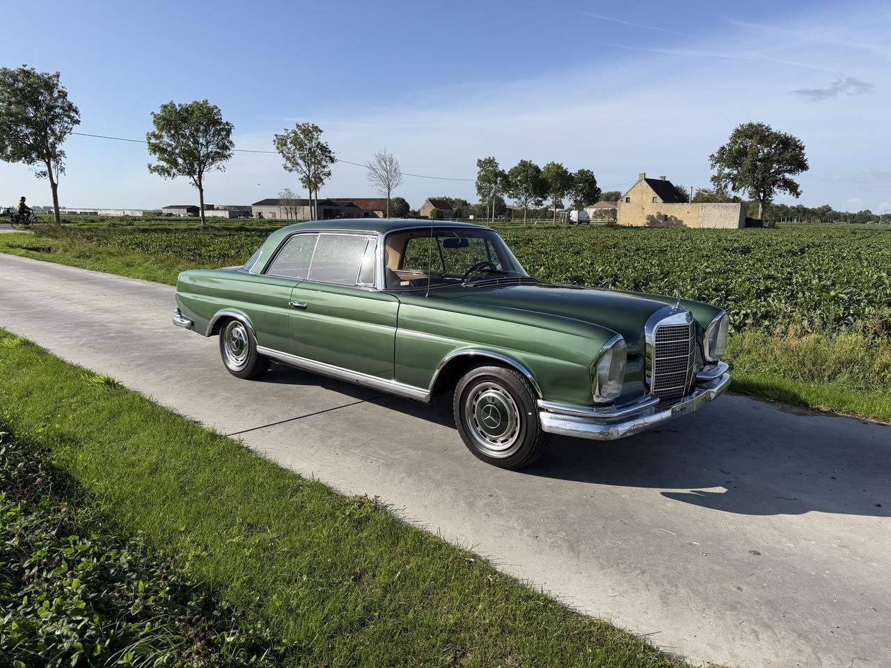 1969 Mercedes-Benz 280SE W111 LesAnciennes.com