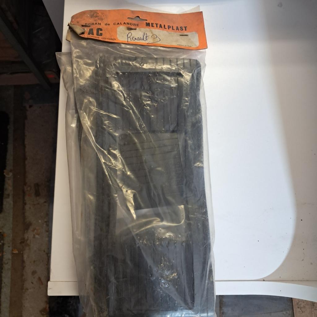 Couvre calandre hiver RENAULT 9 (R9) neuf LesAnciennes.com