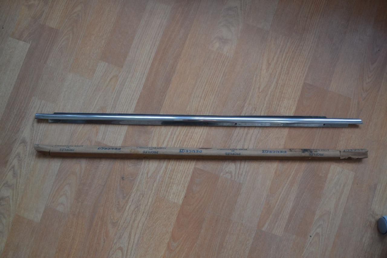 Lèche vitre extérieur AR G PEUGEOT 404 LesAnciennes.com