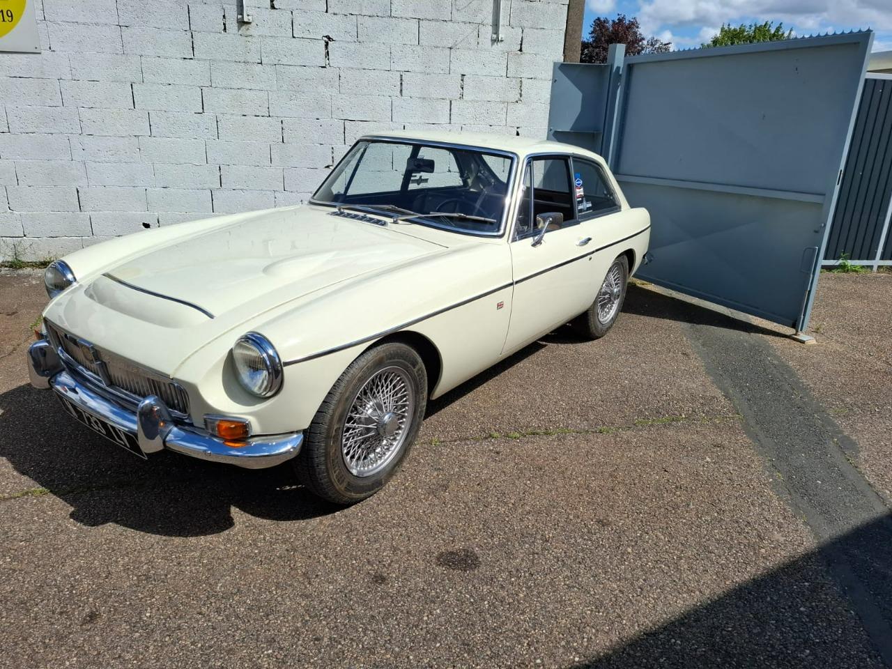 MG MGC coupe gt - 1968 LesAnciennes.com