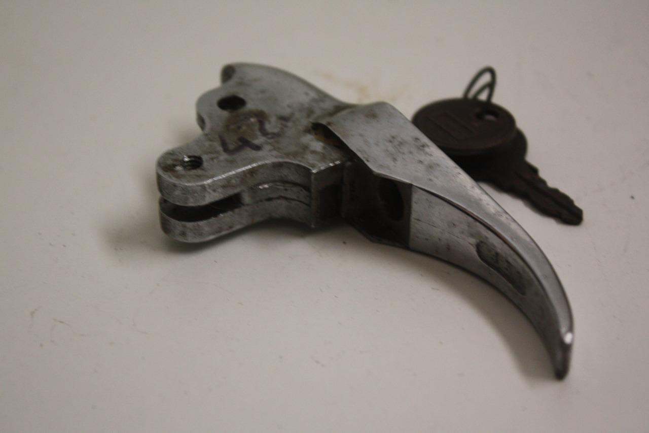 Poignée capot moteur Antivol Renault 4CV Dauphine LesAnciennes.com