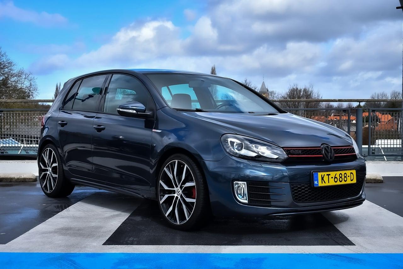 2011 Volkswagen Golf GTI Hatchback 2,0L LesAnciennes.com
