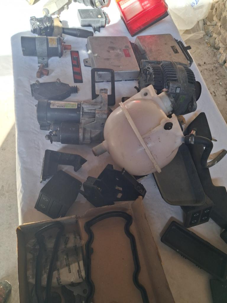 Lot de pièces PEUGEOT 205 GTI LesAnciennes.com