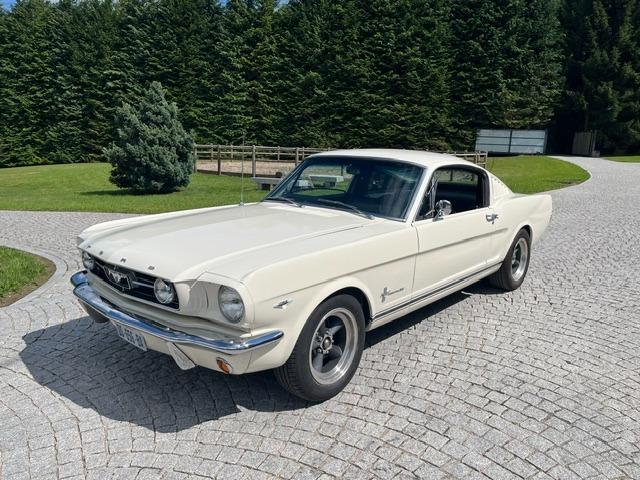 FORD Mustang Fastback 1965 - 1965 LesAnciennes.com